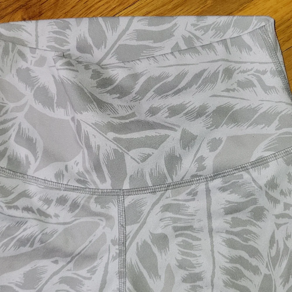 ALO gray white high waisted full length yoga leggingd  small